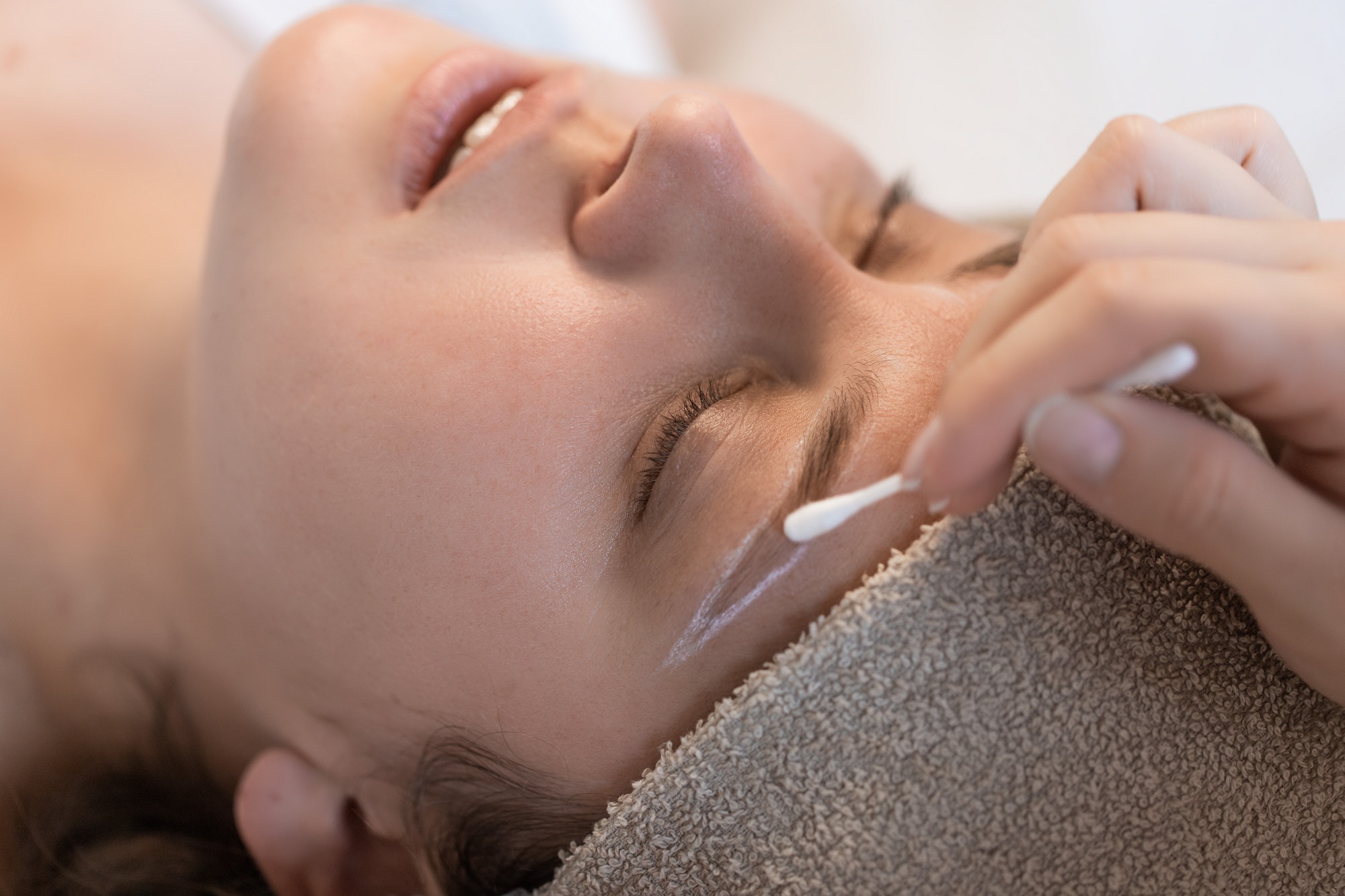 Coloring the eyebrows and eyelashes with henna in a beauty salon